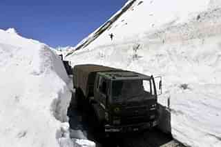 Army vehicles cross through a snow bound Zoji La pass. (Waseem Andrabi/Hindustan Times via Getty Images)