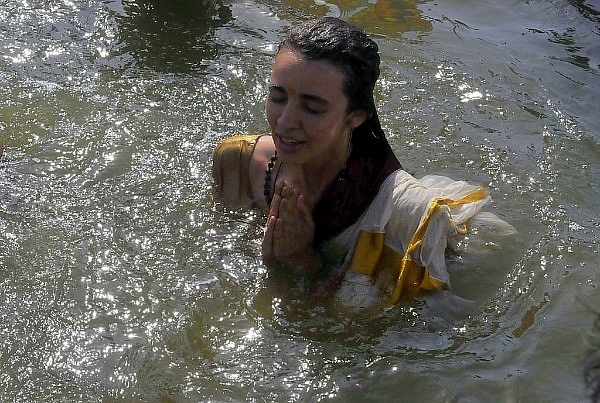 A devotee offers prayer in the water during the Ujjain Kumbh. (Arun Mondhe/Hindustan Times via GettyImages)