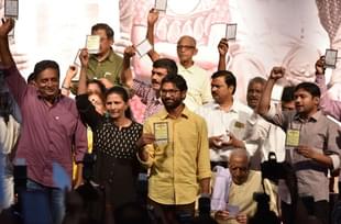 Actor Prakash Raj, Kavitha Lankesh, Gujarat MLA Jignesh Mewani, S H Dooraswamy, Kanhaiya Kumar and Umar Khalid during the event to observe Gauri Day on the birth anniversary of the slain journalist Gauri Lankesh at Town Hall in Bengaluru. (Arijit Sen/Hindustan Times via Getty Images)
