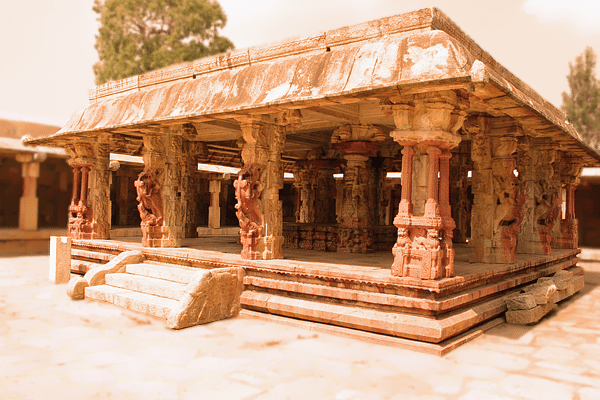 Mantapa at the Bhoganandiswara temple (Dineshkannambadi/Wiki Commons)