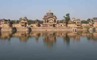 Kusum Sarovar (Lake of Flowers), one of the holy sites on Govardhan Hill (Gaura/Wikipedia)