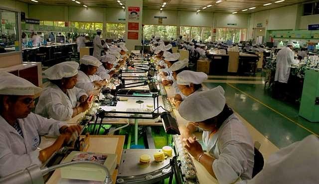 Workers at watch factory in Hosur. (Hemant Mishra/Mint via GettyImages) 