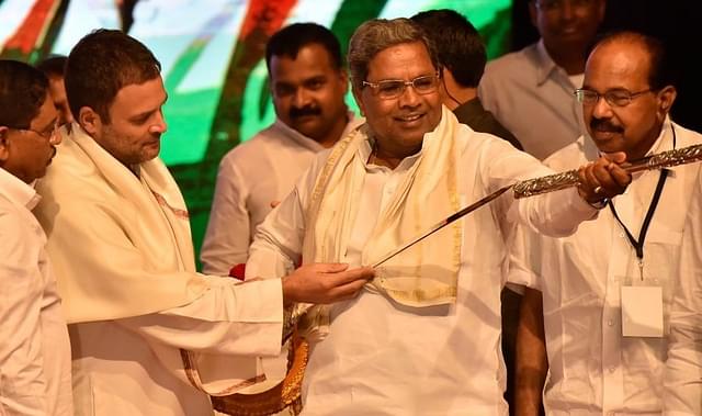 Karnataka Chief Minister Siddaramaiah with Rahul Gandhi (L). (Arijit Sen/Hindustan Times via Getty Images)