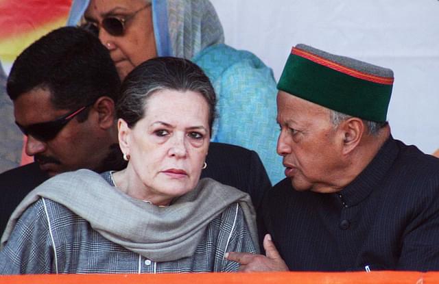 Sonia Gandhi speaks with former Himachal Pradesh Chief Minister Virbhadra Singh during an elelction rally. (Shyam Sharma/Hindustan Times via Getty Images)
