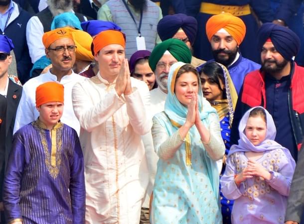 Canadian Prime Minister Justin Trudeau and his wife Sophie Gregoire Trudeau with their children pay obeisance, on 21 February 2018 at Golden Temple in Amritsar. (Sameer Sehgal/Hindustan Times via GettyImages)