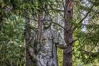 Lenin stands disowned in a Ukrainian forest. (Staropramen via Pixby)&nbsp;
