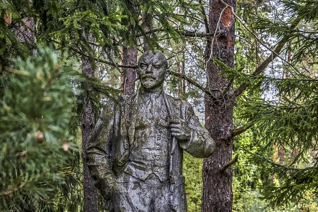 Lenin stands disowned in a Ukrainian forest. (Staropramen via Pixby)&nbsp;