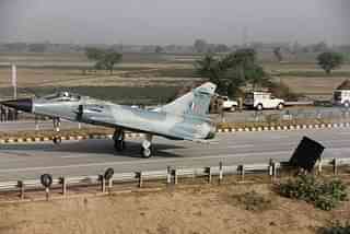 An IAF Mirage 2000 lands on the Yamuna Expressway in Uttar Pradesh (Ministry of Defence/Twitter)