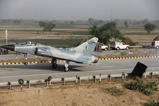 An IAF Mirage 2000 lands on the Yamuna Expressway in Uttar Pradesh (Ministry of Defence/Twitter)