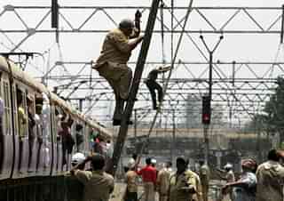 Railways gangmen at work. (Satish Bate/Hindustan Times via Getty Images)