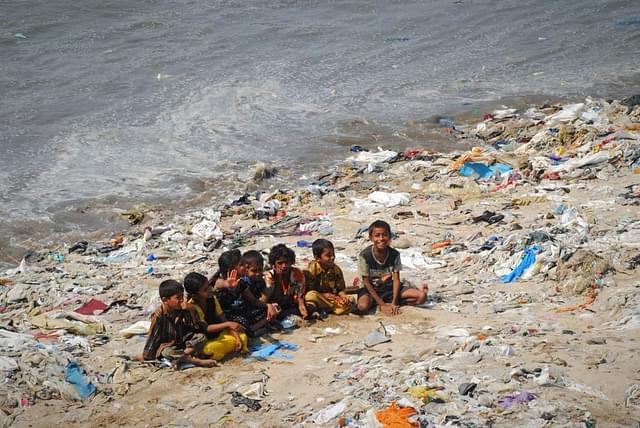 Versova beach littered with plastic. (Ravi Khemka via Wikimedia Commons)