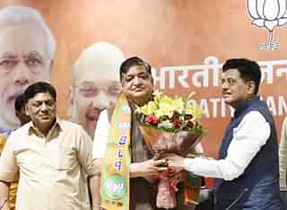 Naresh Agarwal, centre, being inducted into the BJP. (Arvind Yadav/Hindustan Times via GettyImages)