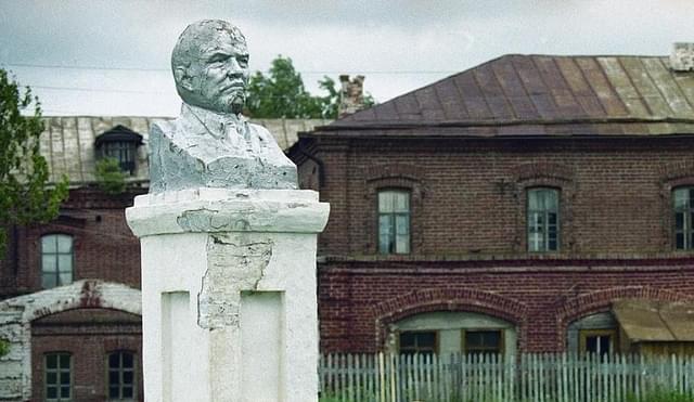 Lenin bust lies in disrepair. Sviyazhsk, Russia.&nbsp;