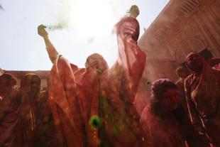 Holi celebration at Gopinath Temple  in Vrindavan. (Sonu Mehta/Hindustan Times via Getty Images) 