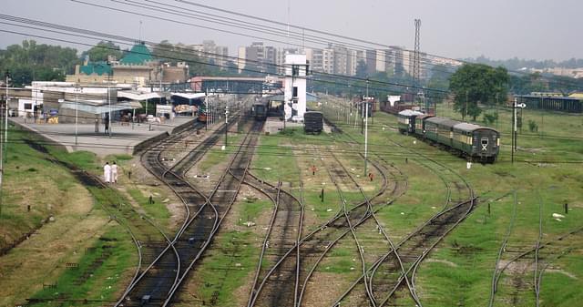 Railway tracks near Rawalpindi (Ibnazhar/Wikimedia Commons)