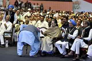 Navjot Singh Sidhu touches Sonia Gandhi’s feet. (Sonu Mehta/Hindustan Times via Getty Images)