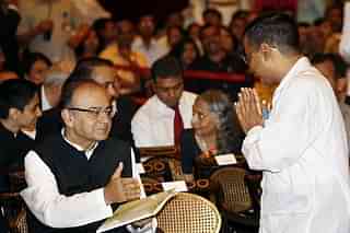 Arun Jaitley (L) with AAP leader Arvind Kejriwal.