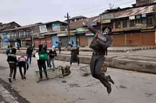 Kashmiri protesters throw stones towards police. (Waseem Andrabi/Hindustan Times via Getty Images)