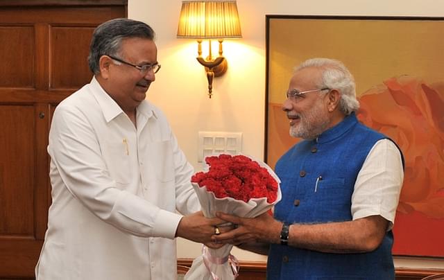 Chhattisgarh Chief Minister Raman Singh (L) with PM Narendra Modi.&nbsp;