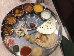 Gujarati thali (Nvthchester/Wikimedia Commons)