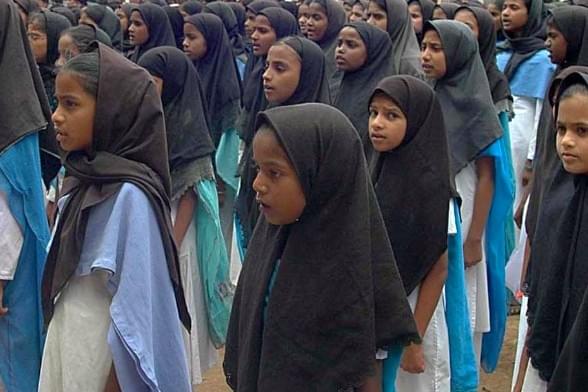 Students sing ‘Vande Mataram’ for centenary organised by Anglo Urdu high school at Sangli, Mumbai. (Uday Deolekar/Hindustan Times via Getty Images)