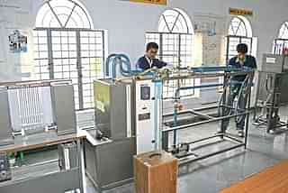 Students at an electrical and electronics lab (Bharat Institute of Engineering and Technology/Wikimedia Commons)
