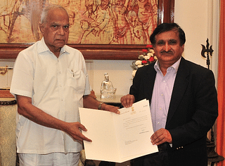 Tamil Nadu Governor Banwarilal Purohit handing over M K Surappa the order appointing him as vice-chancellor of the Anna University. &nbsp;