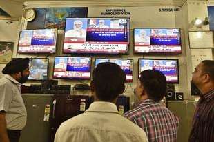 People watching TV during Prime Minister Narendra Modi’s address to the nation on 8 November 2016, when he announced the scrapping of Rs 500 and Rs 1,000 notes. (Sanjeev Verma/Hindustan Times via Getty Images)