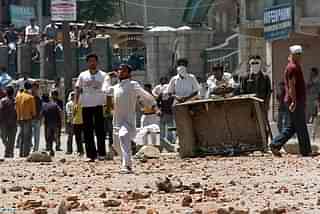 Kashmiri protestors throw stones. (TAUSEEF MUSTAFA/AFP/Getty Images)