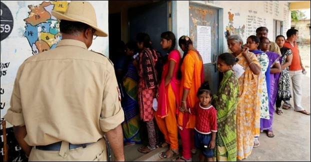 Voter queue in Karnataka. (Twitter)