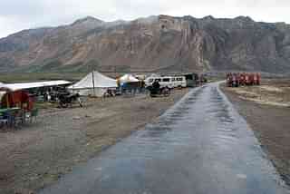 Camps in Sarchu. (via <a href="https://www.flickr.com/people/41894175704@N01">Kiran Jonnalagadda</a>/Wikimedia Commons)