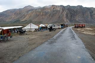 Camps in Sarchu along the Leh-Manali highway. (via <a href="https://www.flickr.com/people/41894175704@N01">Kiran Jonnalagadda</a>/Wikimedia Commons)