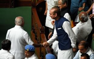 Leader of the Opposition Rajya Sabha Ghulam Nabi Azad shakes hand with BS Yeddyurappa after he resigned as the 23rd Chief Minister of Karnataka (Arijit Sen/Hindustan Times via Getty Images)