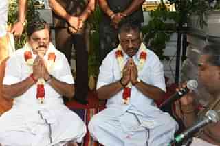 Tamil Nadu CM EK Palanisamy and Deputy CM O Panneerselvam during the ceremony. (pic via TOIChennai/Twitter)