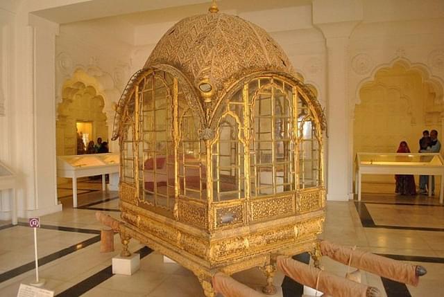 A royal palanquin on display at the Mehrangarh Museum in Jodhpur, Rajasthan. (Wikimedia Commons)