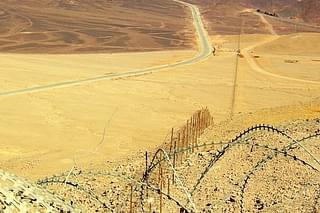 The old border fence between Israel and Egypt. (Wilson44691 via Wikimedia Commons)