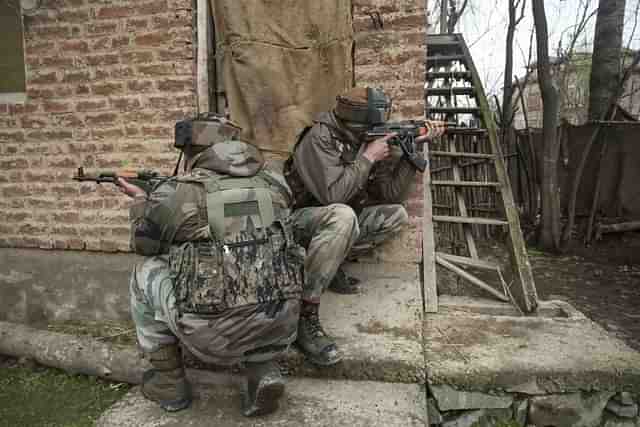 Security forces engaged in a gun-battle in Kashmir. (Representative Image) (Waseem Andrabi/Hindustan Times via Getty Images)