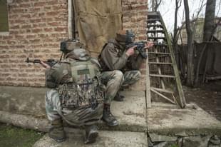 Security forces engaged in a gun-battle in Kashmir. (Waseem Andrabi/Hindustan Times via Getty Images)