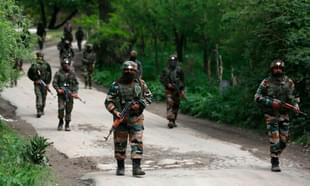 Indian Army soldiers during an operation against militants in Shopian district south of Srinagar. (Waseem Andrabi/Hindustan Times via GettyImages)