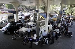 Vehicles at a Kandivali petrol pump in Mumbai, Maharashtra.  (Prasad Gori/Hindustan Times via GettyImages) 