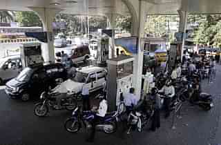 Vehicles at a petrol pump in Mumbai.&nbsp; (Prasad Gori/Hindustan Times via GettyImages)&nbsp;