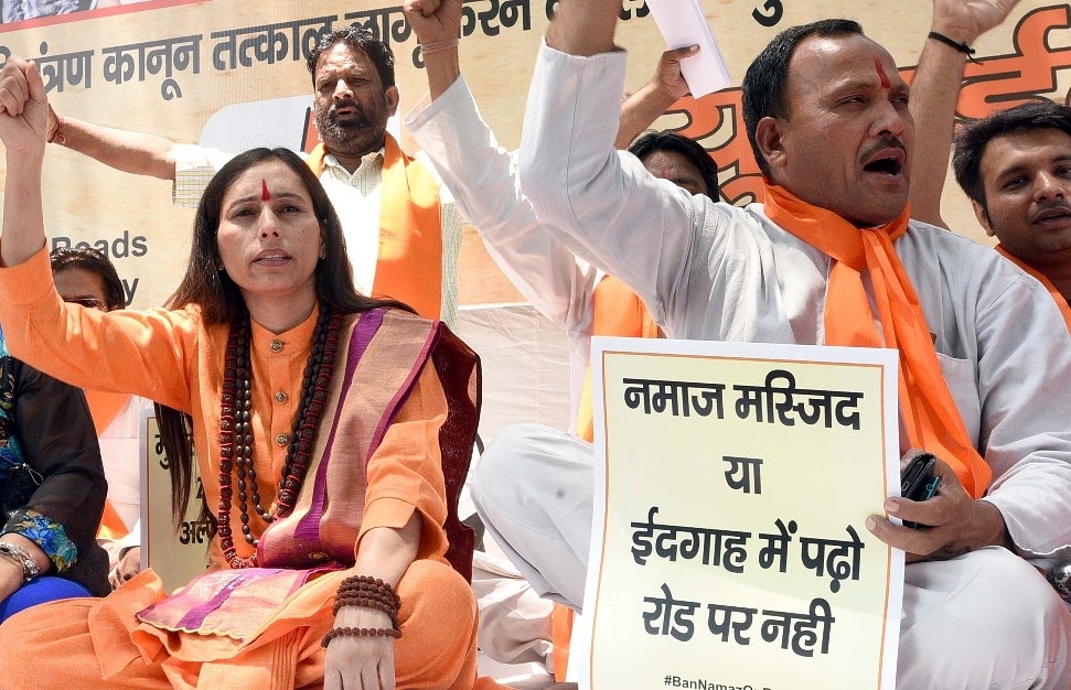 Hindu protesters holding a placard saying Namaz should be read at a mosque or idgah and not on the road (Sonu Mehta/ Hindustan Times via Getty Images)