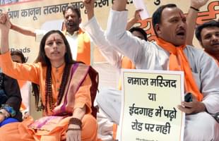 Hindu protesters holding a placard saying Namaz should be read at a mosque or idgah and not on the road (Sonu Mehta/ Hindustan Times via Getty Images)