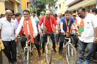 Indrajit Lankesh (C) with the BJP candidate from Malleshwaram Dr. Ashwath Narayan (L). (pic via Twitter)