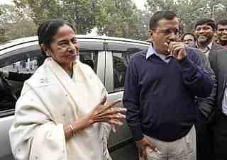 West Bengal Chief Minister Mamata Banerjee with her Delhi counterpart Arvind Kejriwal. (Mohd Zakir/Hindustan Times via Getty Images)