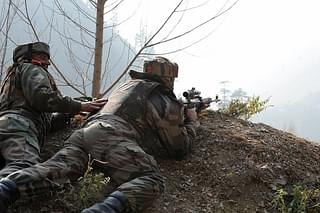 Indian soldiers take position on the border with Pakistan.&nbsp; (ROUF BHAT/AFP/GettyImages)