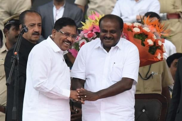 Deputy CM G Parmeshwara (L) with CM Kumaraswamy. (Arijit Sen/Hindustan Times via Getty Images)