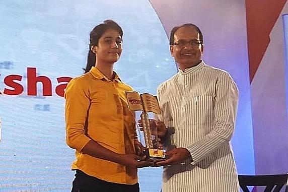 Aanchal being felicitated by MP Chief Minister Shivraj Singh Chouhan. (pic via Facebook)