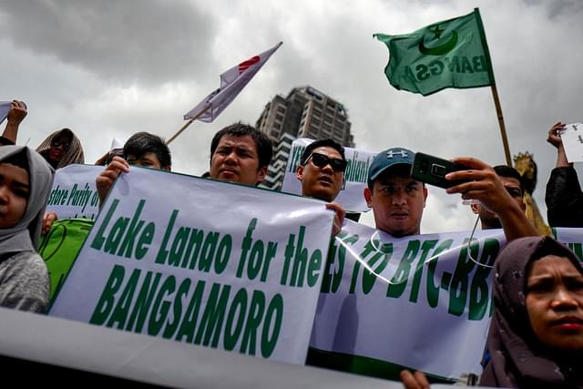 Members of the Moro Islamic Liberation Front (MILF) hold a protest rally in Manilla with the Bangsamoro flag (Jes Aznar/Getty Images)