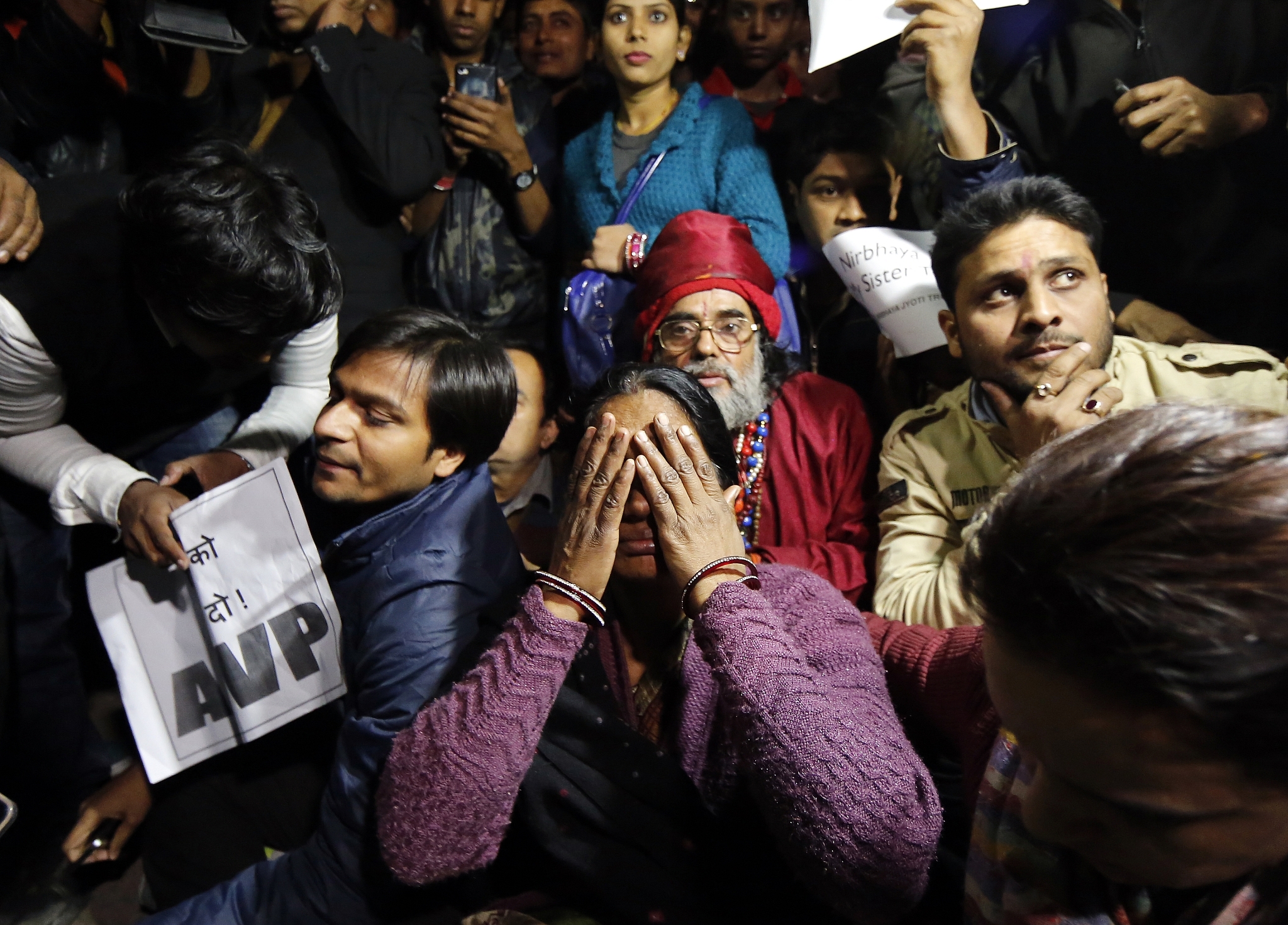 Mother of Nirbhaya breaks down during a protest against the release of juvenile convict at Jantar Mantar in 2015 (Ravi Choudhary/Hindustan Times via Getty Images)